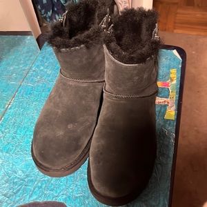 Black ugh size 10 with zippers